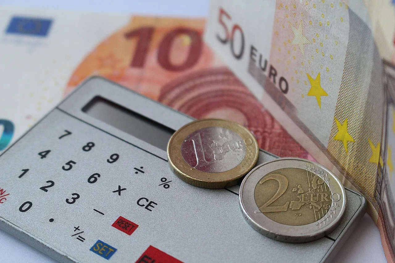 Uomo preoccupato controlla il saldo del conto in banca su uno smartphone.