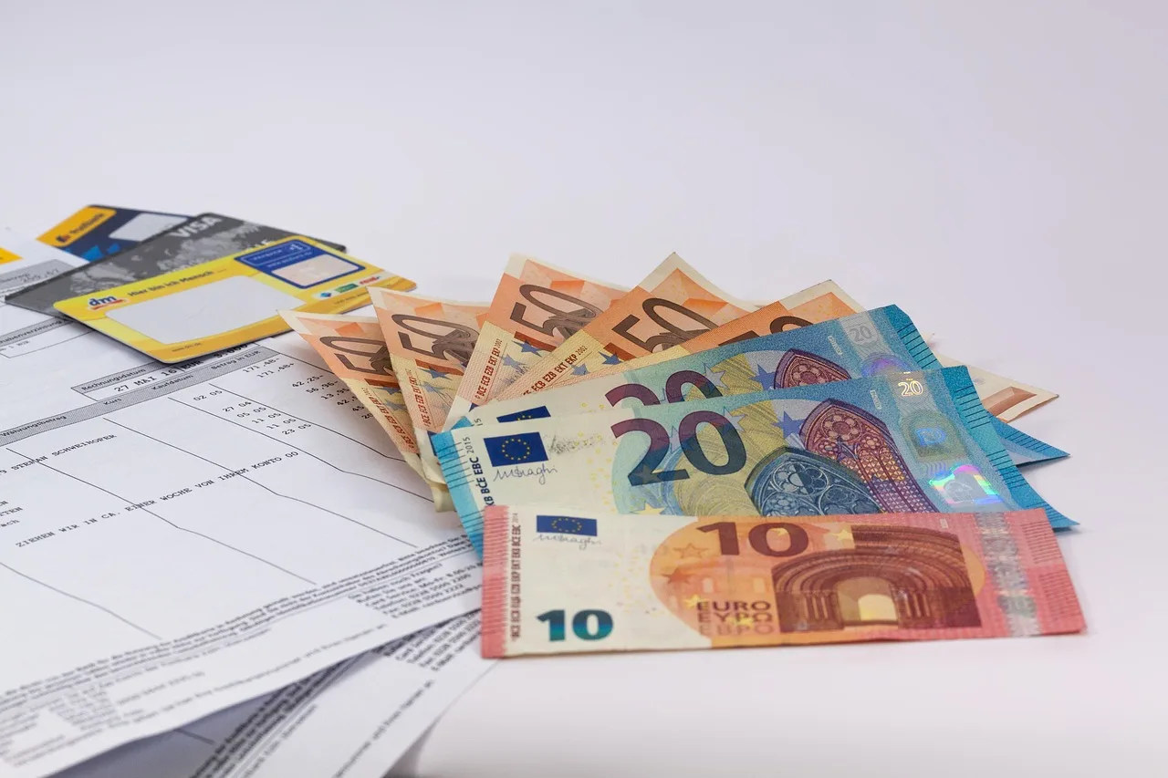 Immagine di un buono postale con tassi d'interesse al 7%, simbolo di risparmio e investimento.